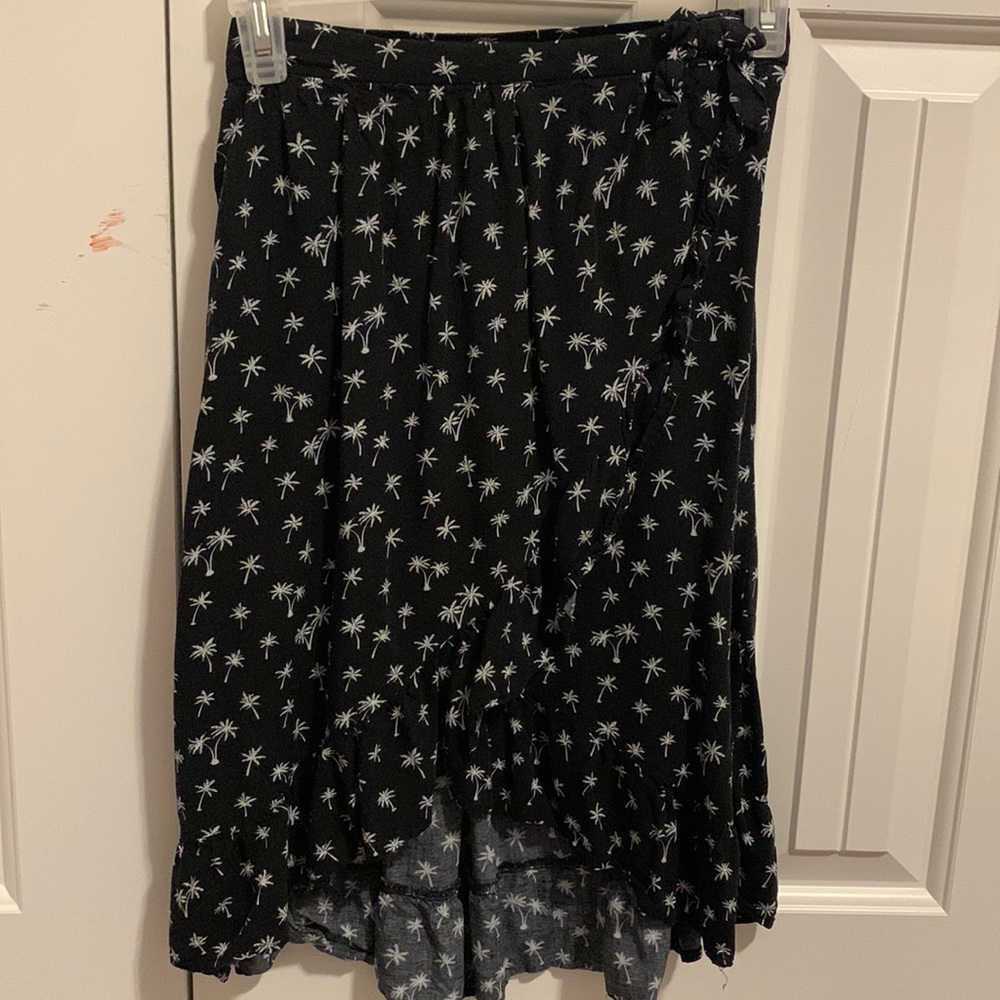 Cute skirt from H&M. Got it from the kids section in a size 14. Palm trees print